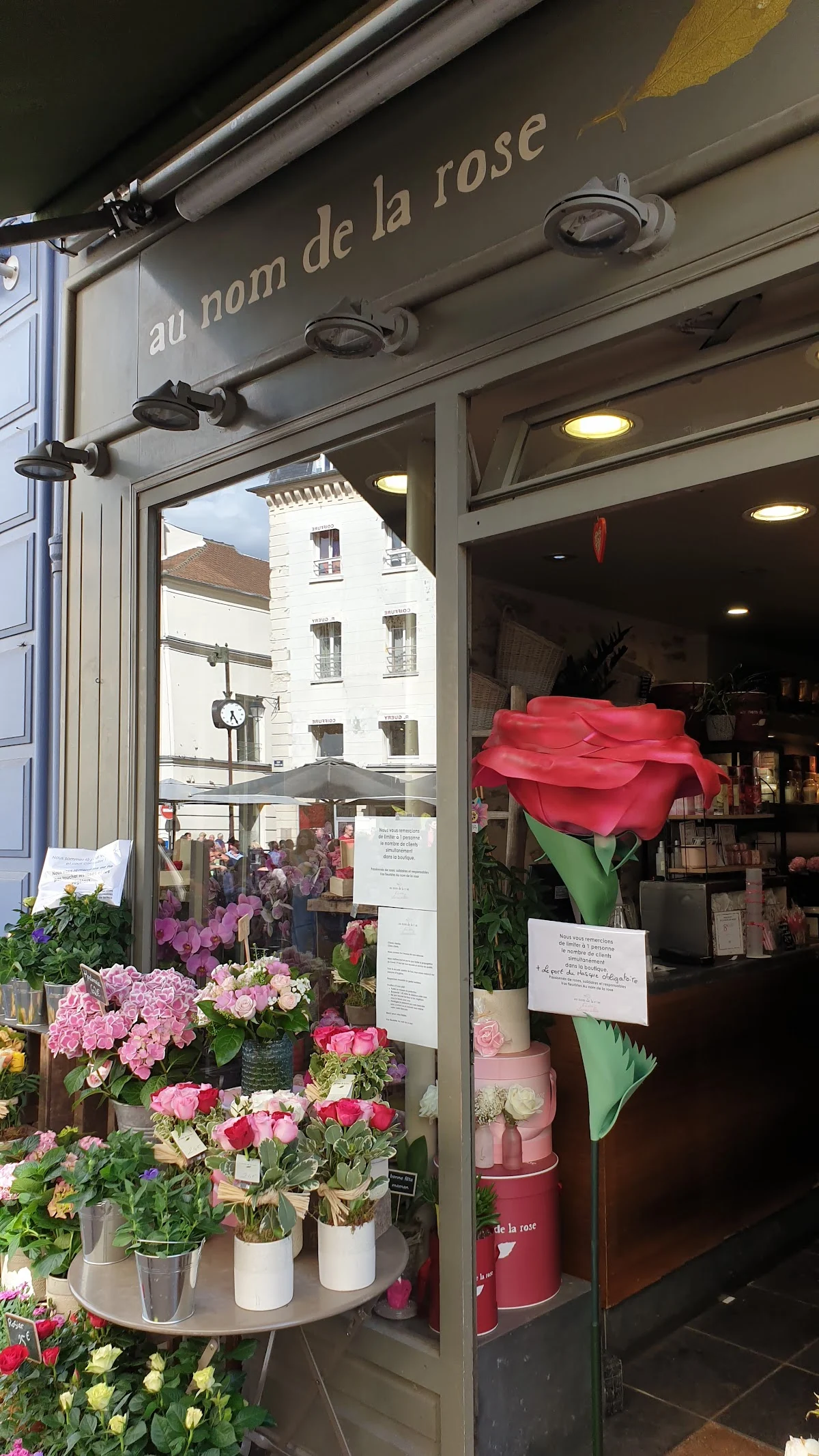 Au Nom De La Rose