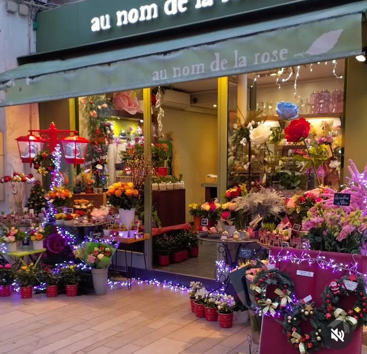 Au Nom de la Rose.