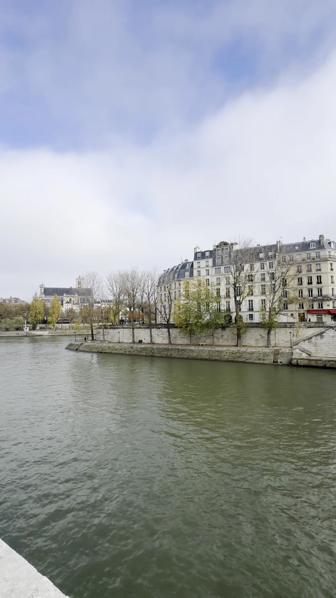 Le Quai Aux Fleurs - 3